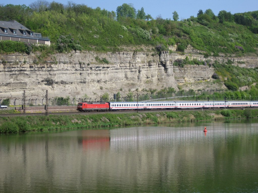 Eine 120 ist am 23.04.11 mit dem IC 1986  Rottaler Land  nach Hamburg bei Retzbach Richtung Gem�nden unterwegs.