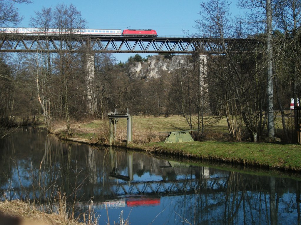 Eine 120 fhrt am 17.Mrz 2012 mit dem IC 1987 nach Passau ber die Laaberbrcke in Beratzhausen Richtung Regensburg.