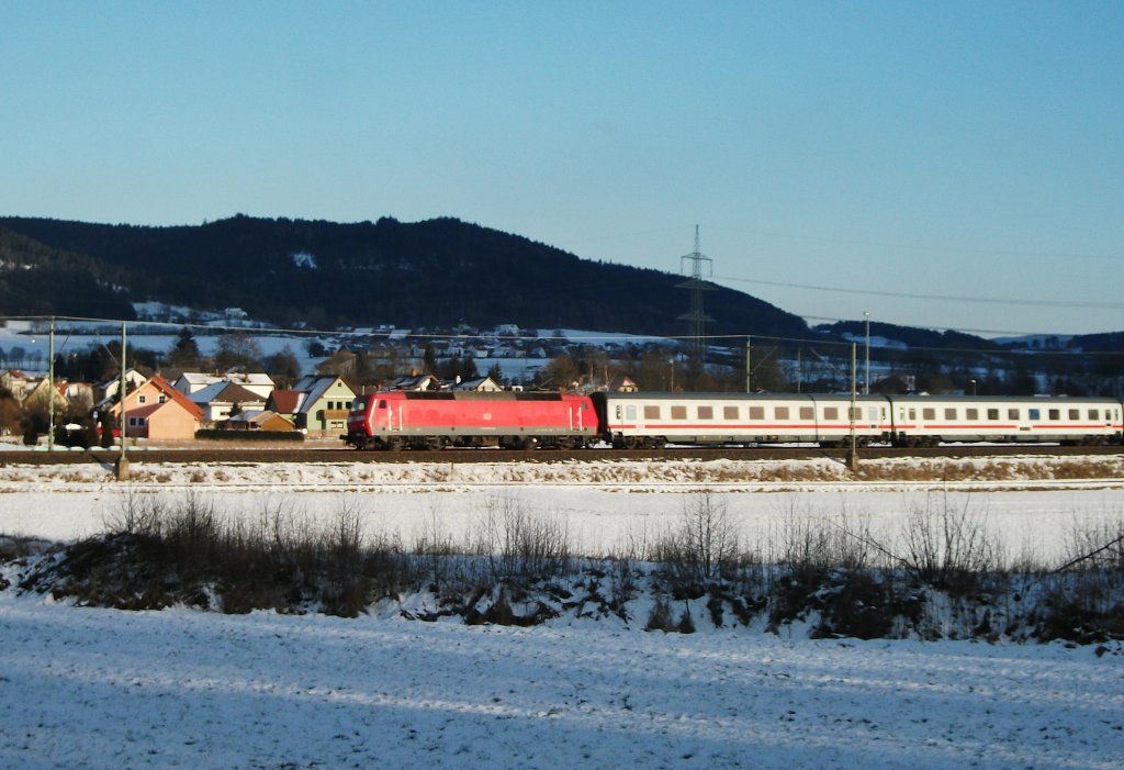 Eine 120 schiebt am 03.Februar 2012 den IC 2809 - Ersatzzug fr ICE 1611 - bei Halach Richtung Kronach.