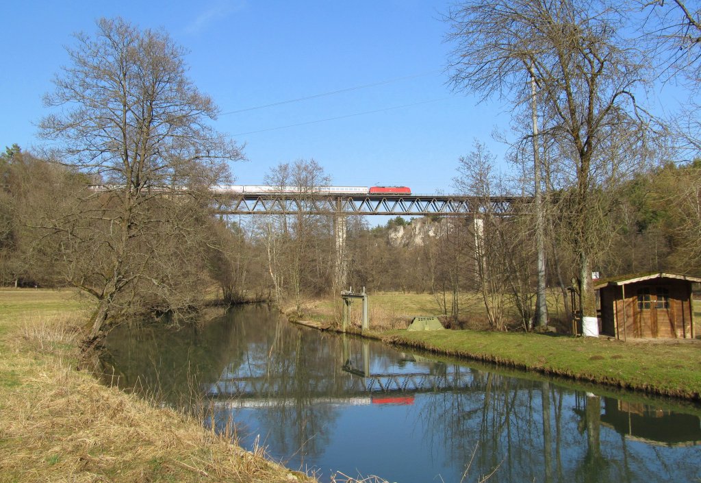 Eine 120 zieht am 17. Mrz 2012 IC 1987 nach Passau Hbf ber die Laaberbrcke bei Beratzhausen.