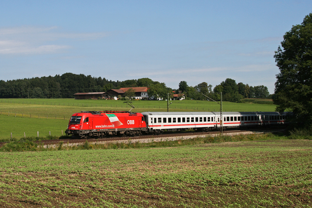 Eine 1216 mit EC 85 am 10.08.2010 bei Grokarolinenfeld.