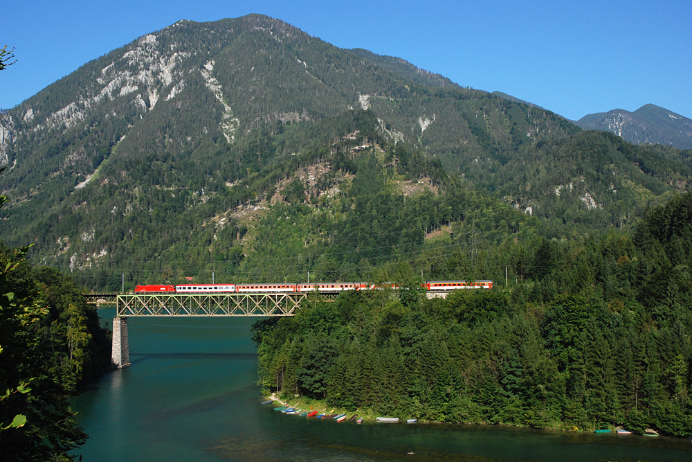 Eine 1216 der BB hat am letzten Sommerferientag, dem 31.08.2008, den EC 100  Joe Plečnik  von Ljubliana nach Praha am Haken und berquert zum Zeitpunkt der Aufnahme gerade die 195 Meter lange Steyrbrcke ber den Klausersee nchst Steyrling.
