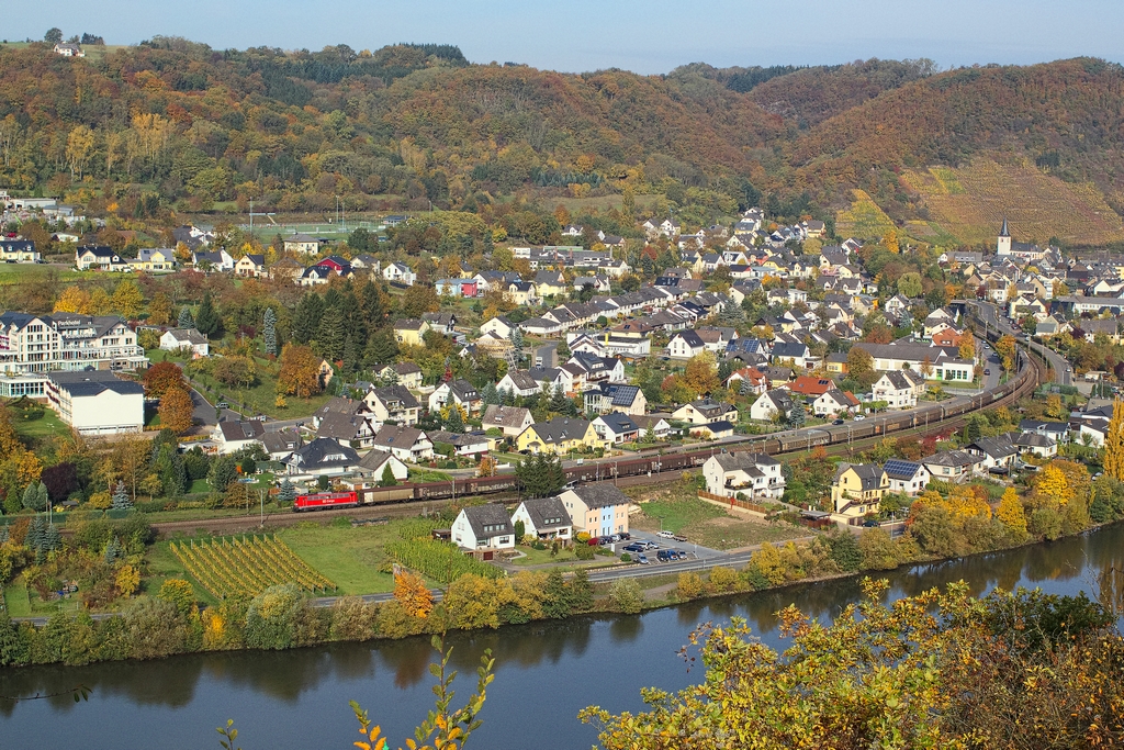 Eine 140 mit der alten  DB Cargo  Aufschrift durchfhrt am 20.10.2012 die Ortschaft Lf ist noch ein ganzes Stck von Trier entfernt