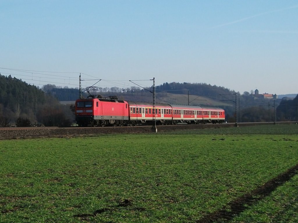 Eine 143 ist am 07.Februar 2011 miteiner Silberling-Garnitur als RB nach Bamberg bei Knellendorf unterwegs.