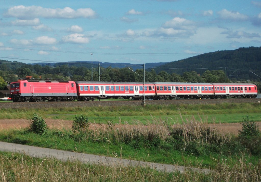 Eine 143 ist am 6.September 2011 mit einer Silberling-Garnitur als RB nach Saalfeld bei Halach unterwegs.