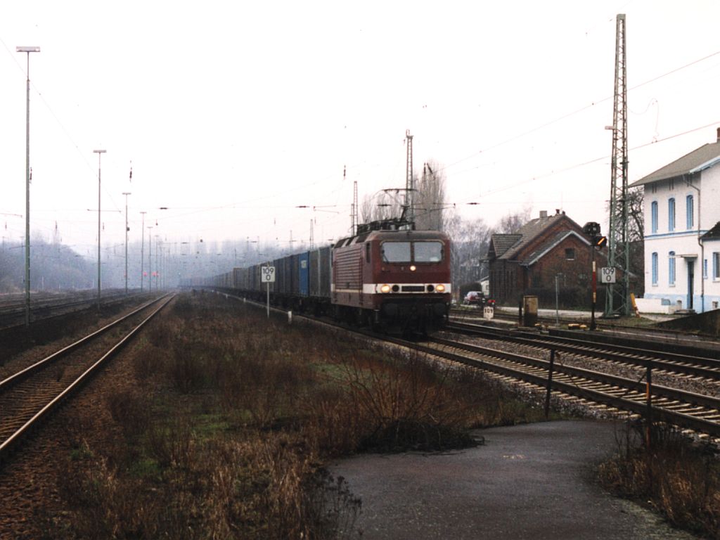Eine 143 mit einem Gterzug auf Bahnhof Hasbergen am 5-2-2000. Bild und scan: Date Jan de Vries.
