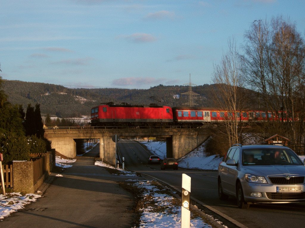 Eine 143 berquert mit der RB 37630 am 22.01.11 in Halach die B89 Richtung Stockheim.