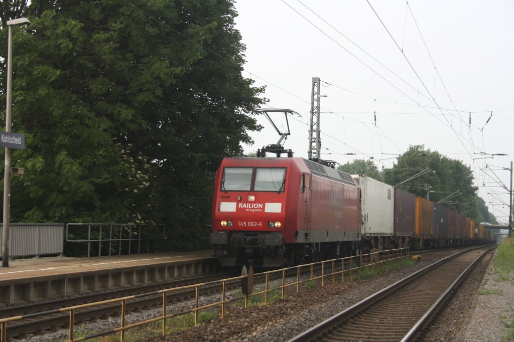 Eine 145 062-6 von Railion kommt als Umleiter mit einem Containerzug f�hrt als Umleitungszug durch Kohlscheid in Richtung Aachen-West.
19.5.2011