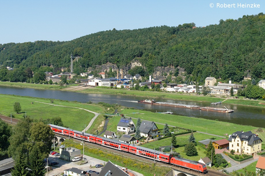 eine 145 vor der S-Bahn in Krippen am 24.08.2011