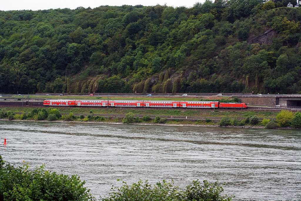 Eine 146 er mit dem RE 5 - Rhein-Express (Emmerrich-Kln-Koblenz), fhrt am 11.08.2011 auf der linken Rheinseite, gegenber von Unkel, aufwrts in Richtung Koblenz Hbf.