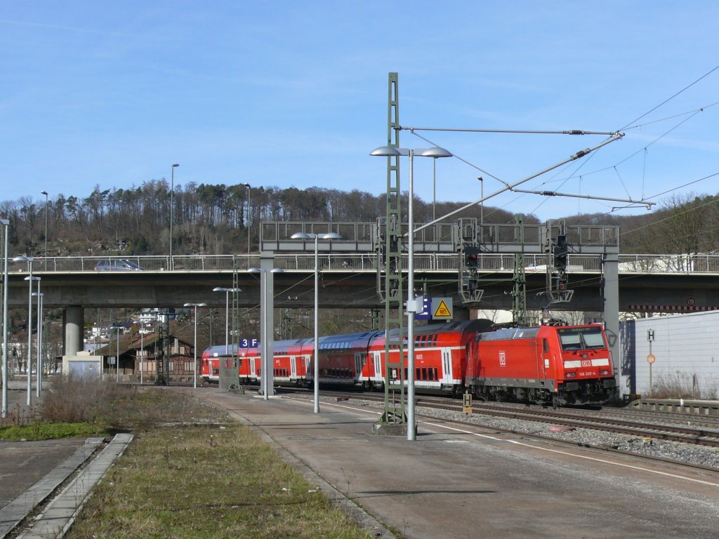 Eine 146 mit ihrem IRE voller VFB-Fans bei der Ausfahrt aus Plochingen. 27.2.10 