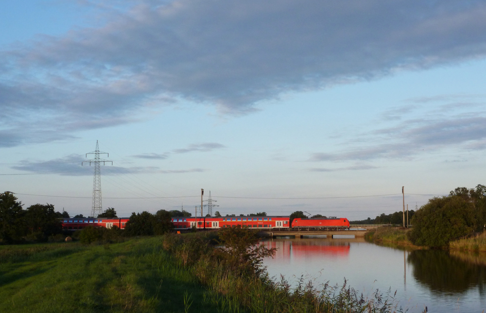 Eine 146.1 fuhr am 01.09.2012 mit einem RE von Norddeich Mole nach Hannover, hier berquert sie den sauteler Kanal bei Neermoor.