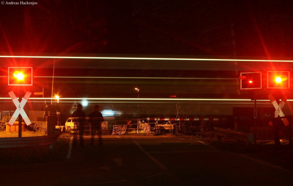 Eine 146.2 des BW Freiburg rauscht mit dem RE 4717 (Karlsruhe Hbf-Konstanz) �ber den B� Markelfingen I am Abend des 10.9.09