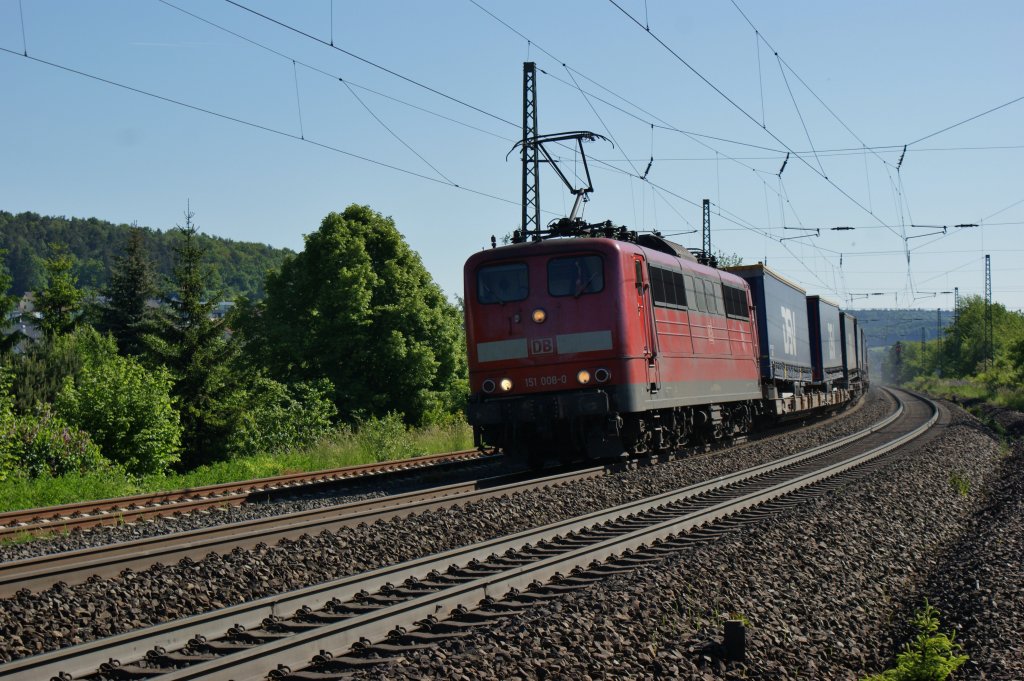 Eine 151 008-0 mit eine Sattelaufliegerzug am 06.06.2013 bei sehr schnen Wetter am Gtzenhof.