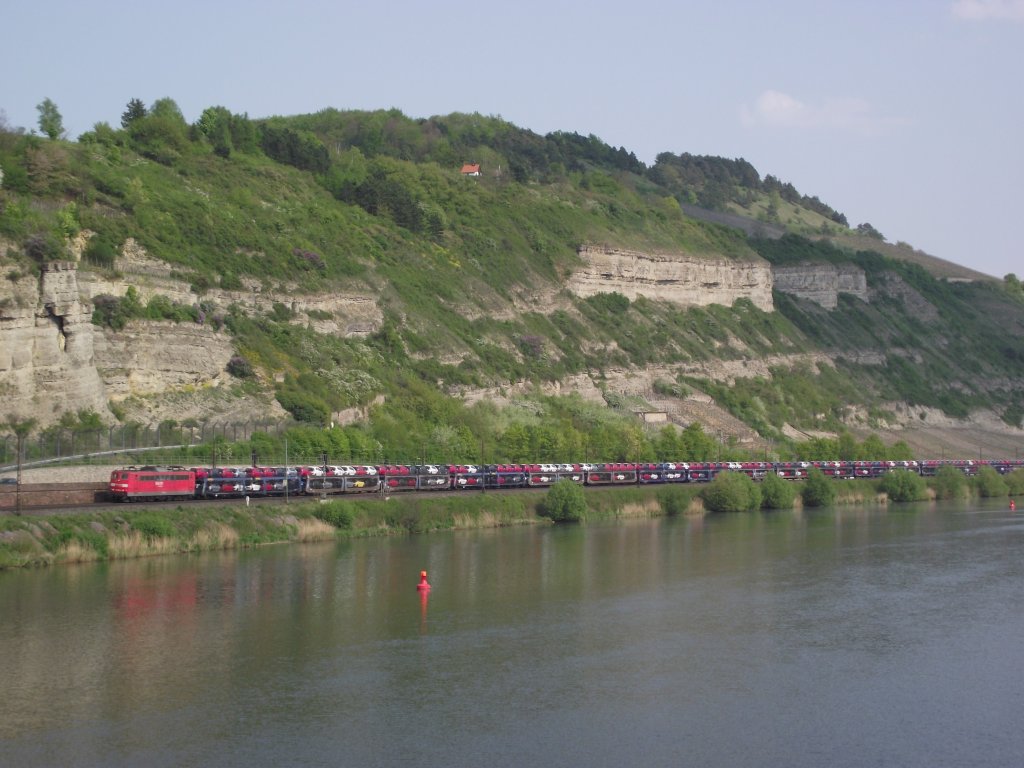 Eine 151 ist am 21. April 2011 mit einem Autotransportzug bei Retzbach unterwegs.