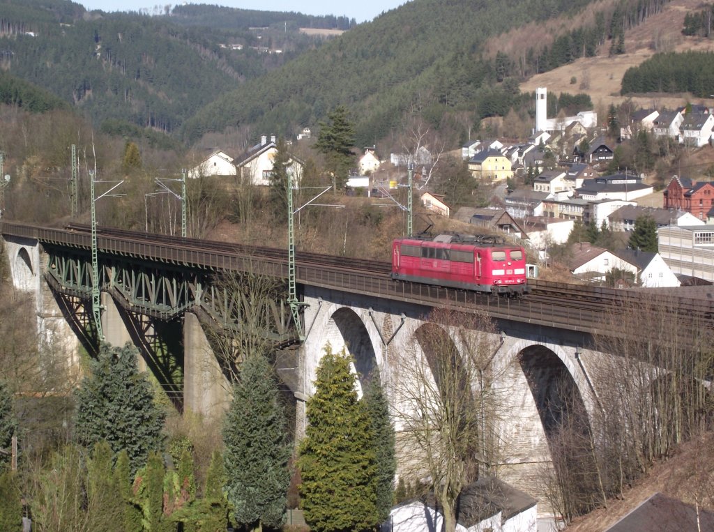 Eine 151 berfhrt am 8. Mrz 2011 ber das Gegengleis das Trogenbachviadukt in Richtung Probstzella.