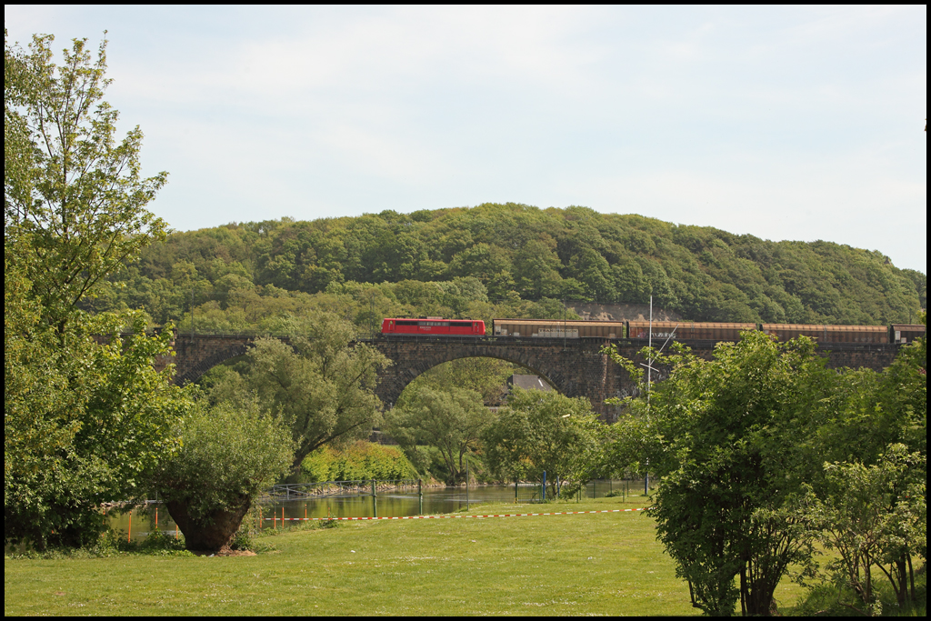 Eine 151er berquert am 07.05.2011 das Ruhrviadukt bei Witten(Ruhr).