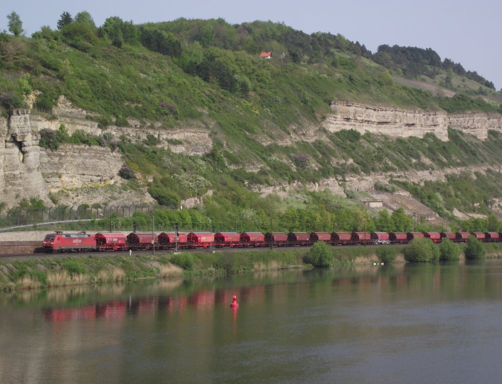 Eine 152 ist am 21. April 2011 mit einem Schotterzug bei Retzbach unterwegs.