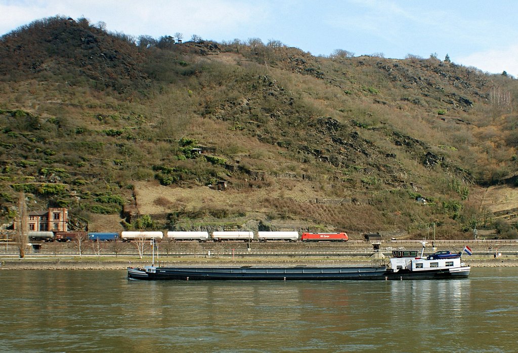 Eine 152 fhrt auf der rechten Rheinstrecke sdwrts, whrend das Schiff rheinabwrts unterwegs ist.
(19.03.2010)