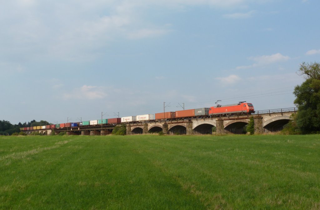 Eine 152 fuhr am 25.07.2012 mit einem Containerzug ber die verdener Allerbrcke.