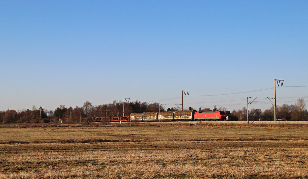 Eine 152 fuhr am 27.03.2013 mit einem Autozug von Emden nach Osnabrck, hier bei Veenhusen.