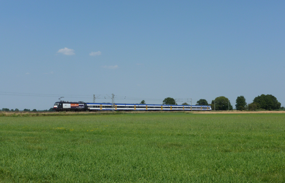 Eine 182 fuhr am 25.07.2012 mit dem HKX von Kln nach Hamburg, hier zwischen Bremen und Hamburg.