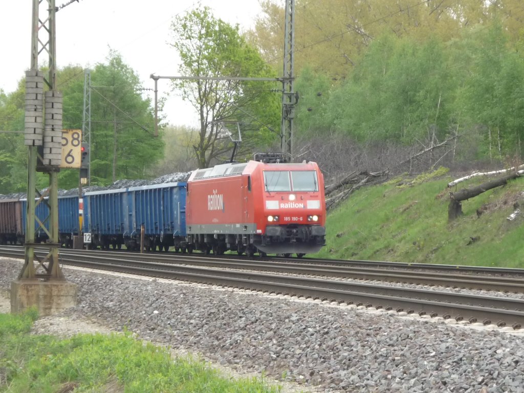 Eine 185 190-6 mit beladenen Niederbordwagen.
