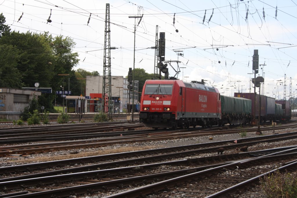 Eine  185 265-6 von Railion  fhrt mit einem gemischten KLV-Zug von Aachen-West und fhrt in Richtung Kln bei Sonne.
18.6.2011