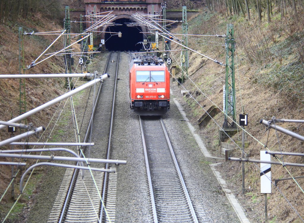 Eine 185 273-0 von Railion leistete bei einer Cobra 2827 mit einem  kurzen Coilzug aus Aachen-West nach Belgien.
Und fhrt als Lokzug vom Gemmmenicher-Tunnel nach Aachen-West und rollt die Gemmenicher-Rampe herunter nach Aachen-West.
Aufegenommen bei  Reinartzkehl an der Montzenroute bei 16 Grad Plus und Wolken am 8.3.2013.