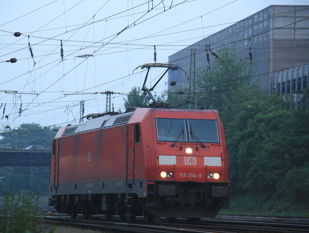 Eine 185 354-8 von  DB leistete bei einer Cobra 2813 mit einem Papierzug von Aachen-West nach Belgien Schubhilfe und kommt zurck vom Gemmenicher-Tunnel und fhrt in Aachen-West ein in der Abendstimmung am 22.5.2012.