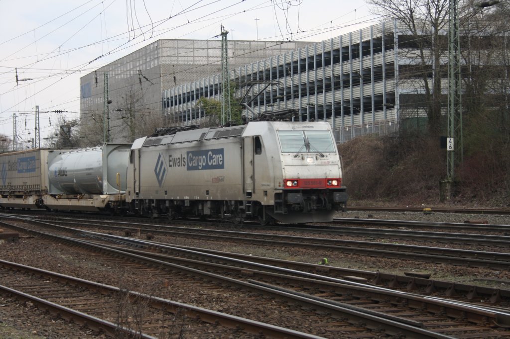 Eine 185 581-6 von Ewals Cargo Care kommt mit einem gemischten Containerzug aus Richtung Kln und fhrt in Aachen-West ein.
12.3.2011