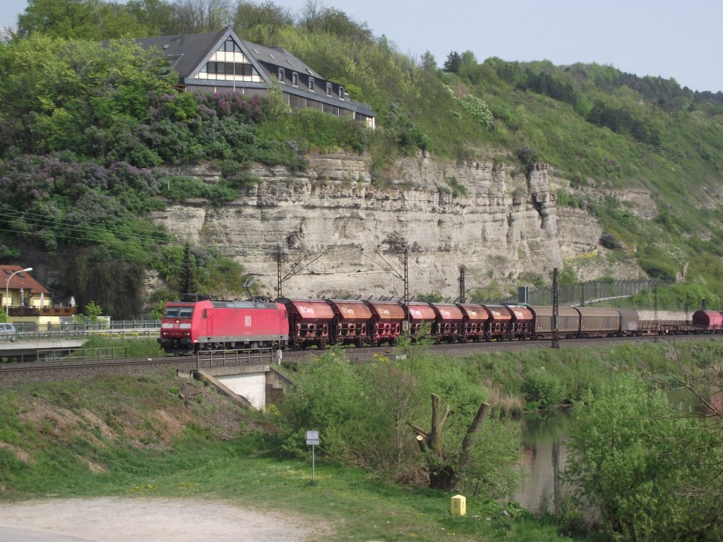 Eine 185 ist am 21. April 2011 mit einem gemischtem Gterzug bei Retzbach unterwegs.