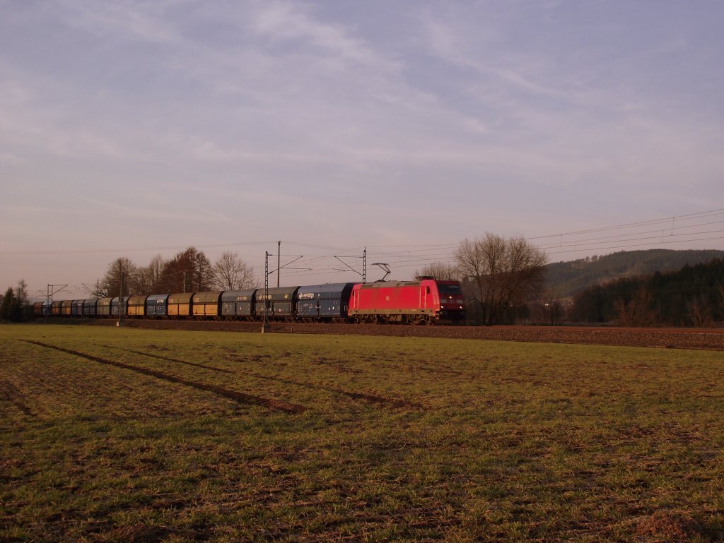 Eine 185 ist am 21. Mrz 2011 mit dem PKP Kohlezug auf der Frankenwaldbahn bei Kronach unterwegs.