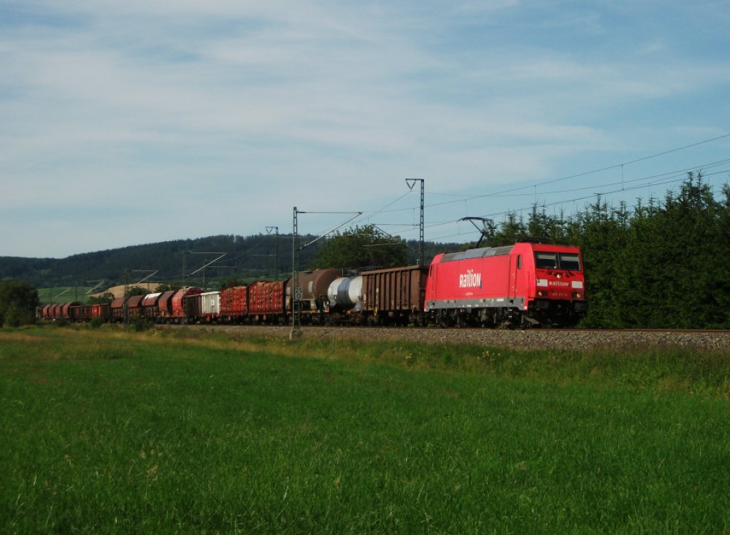 Eine 185 ist am 28.Juni 2011 mit einem Mischer bei Neukenroth Richtung Kronach unterwegs.