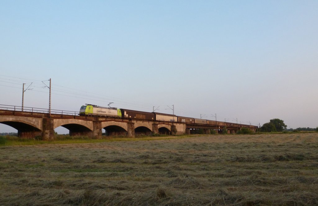 Eine 185 von Captrain fuhr am 25.07.2012 mit einem Gterzug ber die verdener Allerbrcke.