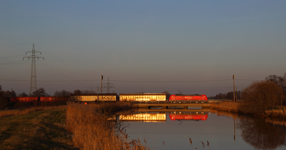 Eine 185 fuhr am 05.03.2013 mit einem Autoteilezug von Emden nach Osnabrck, hier bei Neermoor.