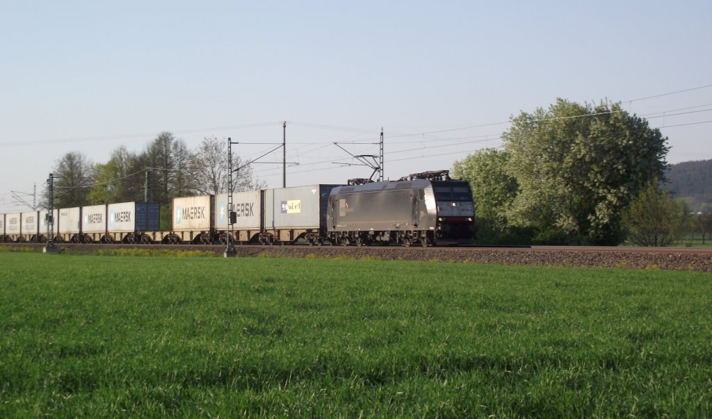 Eine 185 der MRCE ist am 24. April 2011 mit einem Containerzug bei Kronach unterwegs.