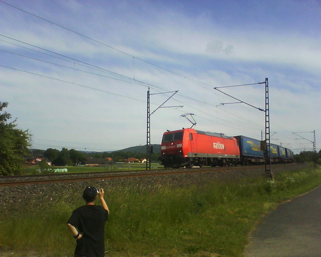 Eine 185 der Railion zog am 16.6.10 den LKW-Walter Zug in richtung Saalfeld. Auf dem Bild ist noch mein Kumpel zu sehen. Halach(b. Kronach)