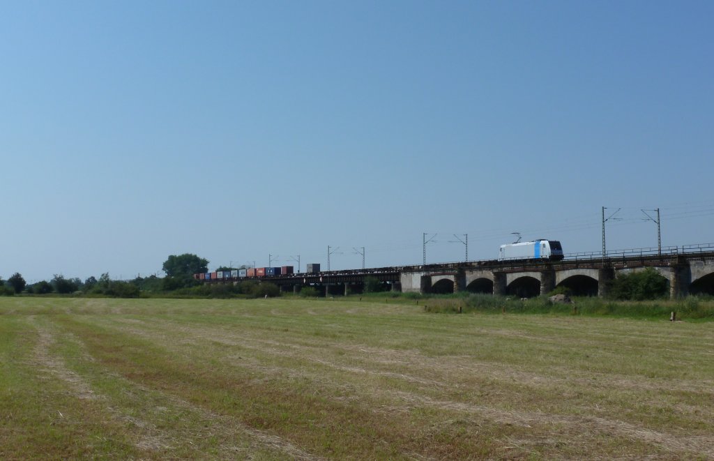Eine 185 von Railpool fuhr am 25.07.2012 mit einem Gterzug ber die verdener Allerbrcke.