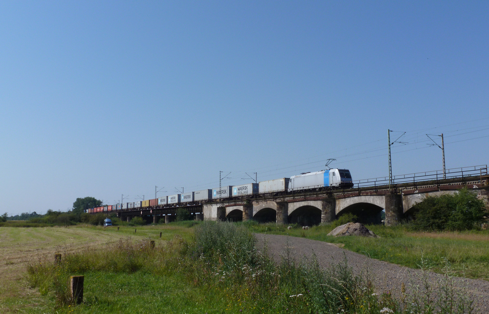 Eine 185 von Railpool fuhr am 25.07.2012 mit einem Containerzug ber die verdener Allerbrcke.