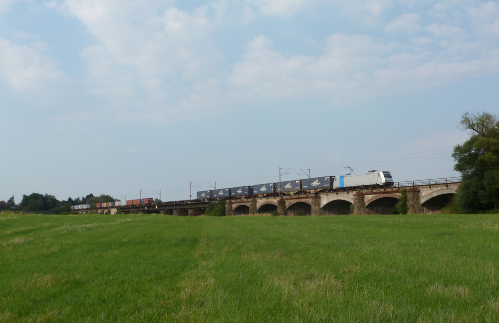 Eine 185 von Railpool fuhr am 25.07.2012 mit einem Containerzug ber die verdener Allerbrcke.