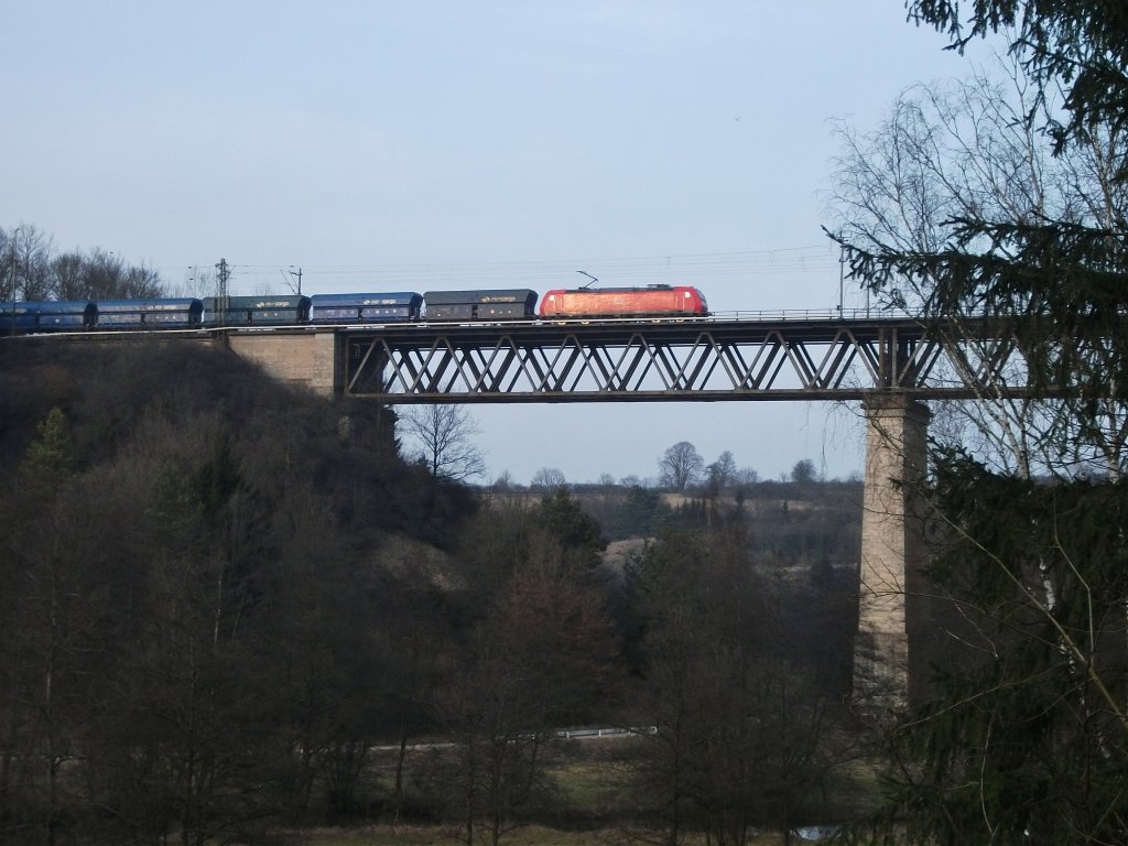 Eine 185 �berf�hrt am 03.M�rz 2012 mit dem PKP Kohlezug die Laaberbr�cke bei Beratzhausen Richtung Regensburg.