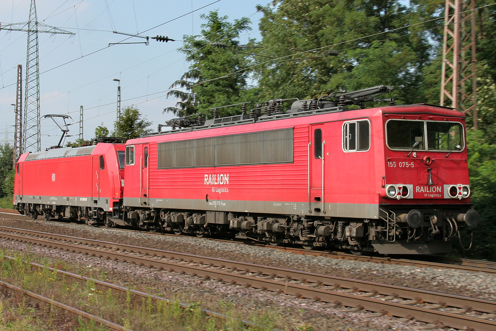 Eine 185 zieht die 155 075-5 durch Ratingen Lintorf am 17.08.2011