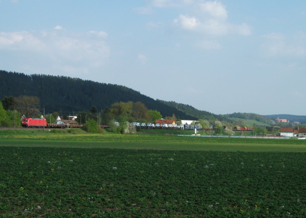 Eine 185 zieht am 05. Mai 2013 einen gemischten Gterzug durch Gundelsdorf Richtung Saalfeld.