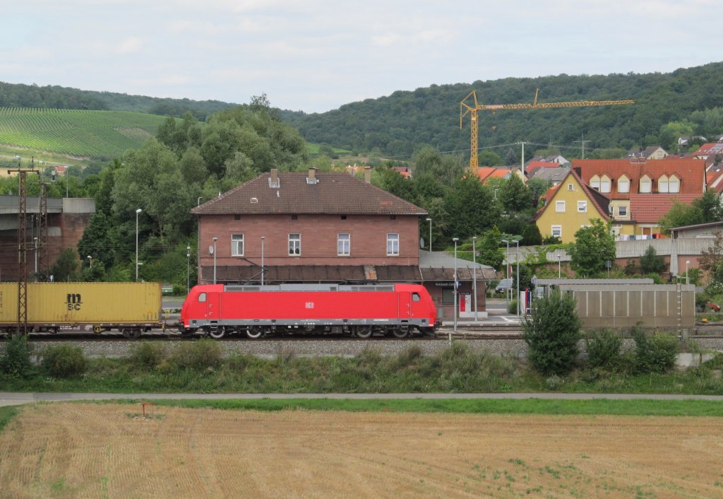 Eine 185 zieht am 11. August 2012 einen Containerzug durch den Bahnhof Retzbach-Zellingen in Richtung W�rzburg.