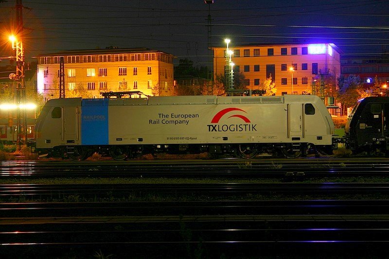 Eine 185er der Railpool/TXL steht abgestellt am Regensburger Hbf.(5.6.2010)
Das Bild entstand von einem ffentlichen Parkplatz aus.