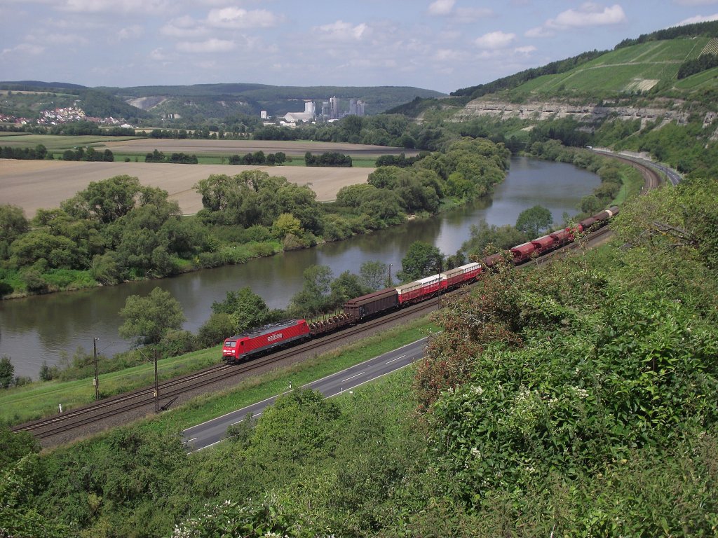 Eine 189 ist am 2. August 2011 mit einem gemischtem Gterzug bei Karlstadt am Main unterwegs.