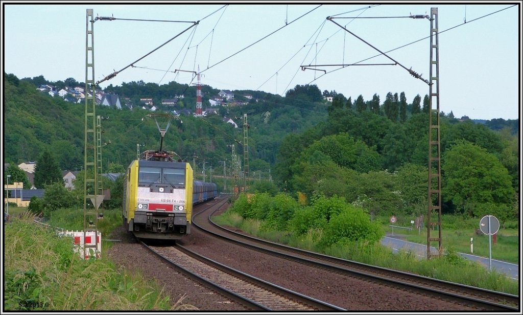 Eine 189 ger Dispolok mit einen langen Kohlezug unterwegs auf der rechten Rheinstrecke bei Erpel im Juni 2013 bildlich festgehalten.