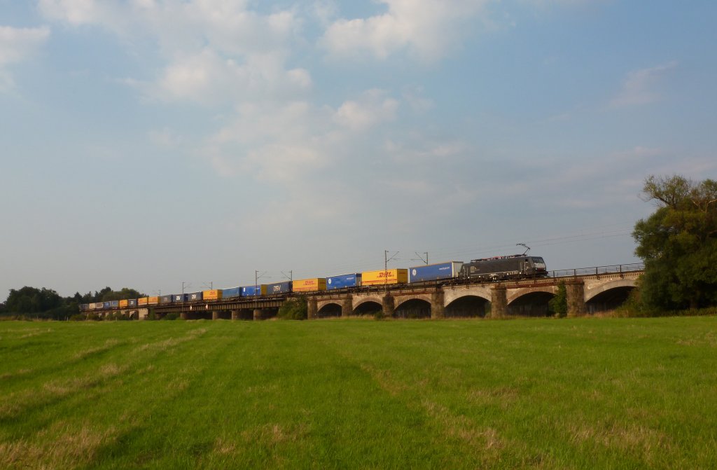 Eine 189 der MRCE fuhr am 25.07.2012 mit einem KLV-Zug ber die verdener Allerbrcke.