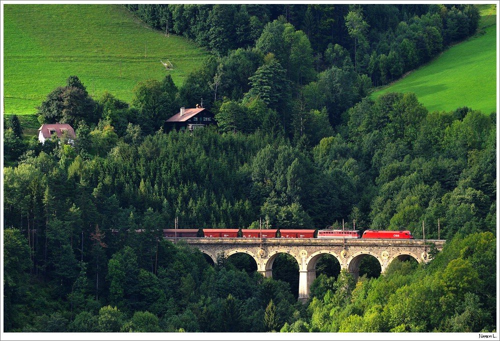 Eine 1x16 und eine 1x42 passieren gerade mit dem 47038 das Wagnergraben-Viadukt bei Klamm am Semmering. Klamm, 5.9.2009.